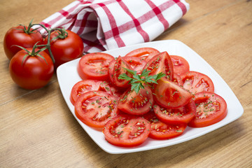 Tomate fresco en ensalada