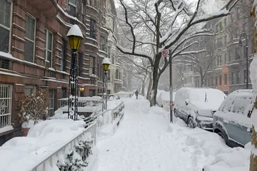 Rolgordijnen Snow covered street with Brownstone apartment buildings near Central Park during snowstorm in New York City © nyker