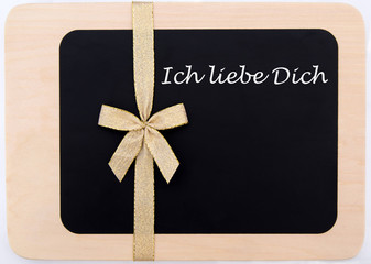 eine goldene Schleife auf einer Tafel