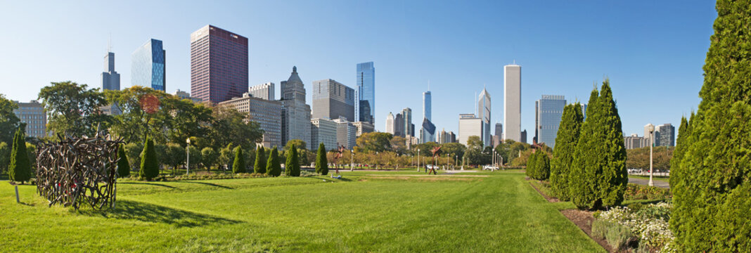 Chicago, Illinois: la scultura Hedgerow dell'artista Lucy Slivinski e lo skyline della città visti da Grant Park, 23 settembre 2014