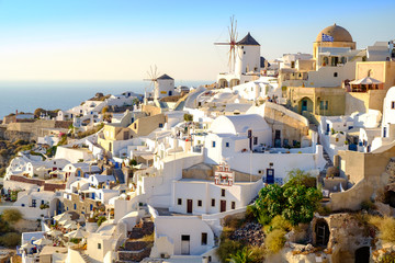 Fototapeta na wymiar View of beautiful village Oia with whitewashed and colorful hous