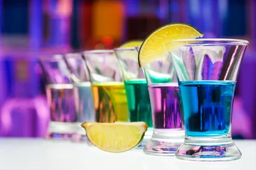 Papier Peint photo Bar Longue rangée de prises de vue avec des boissons colorées
