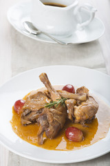 Picantón o coquelet, pollo pequeño en salsa de uvas una comida saludable con poca grasa