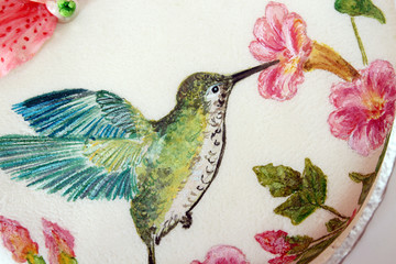 Round cake with fondant and painted humming-bird and flowers