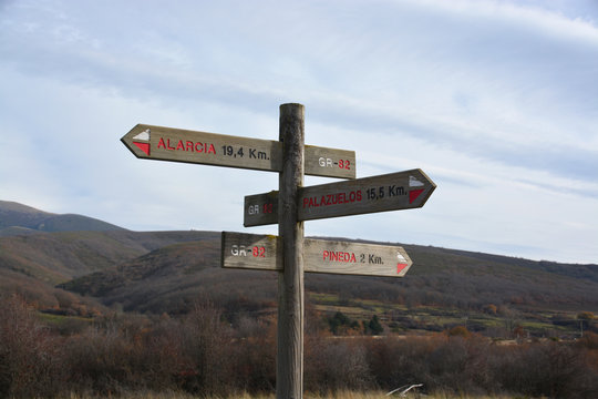 flechas de madera en un camino de monta&ntilde;a