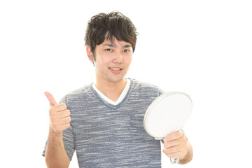手鏡を持つ男性