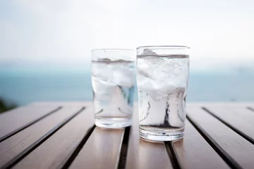  Glas water op een tafel in een restaurant © leungchopan