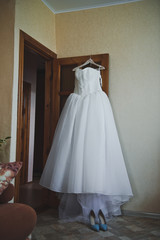 Fototapeta na wymiar Wedding dress hanging on the door 5007.