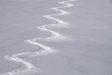 Fotobehang Skispur im Tiefschnee © Andreas P