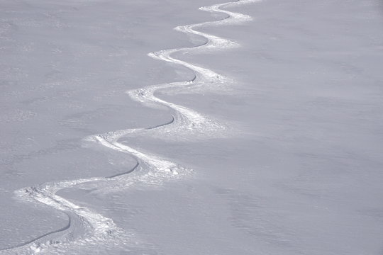 Skispur im Tiefschnee