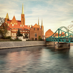 Obraz premium Wroclaw Tumski Island bridge, vivid sunset