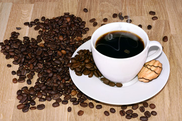 Kaffee in Tasse mit Kaffeebohnen