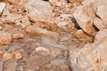 Nahaufnahme von Felsen der Küstenlinie der Insel Pag in Kroatien