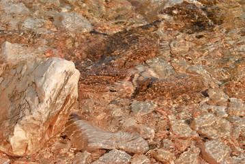 Nahaufnahme von Felsen der Küstenlinie der Insel Pag in Kroatien