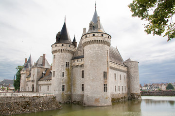 Fototapeta na wymiar Château de Sully sur Loire sous ciel nuageux, Loiret, Val de Loire, France