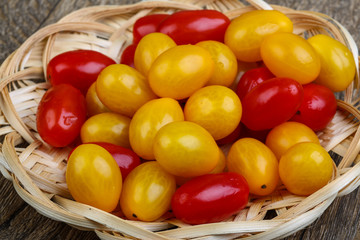 Yellow and red cherry tomatoes