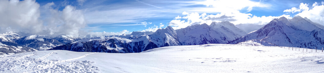 Fototapeta na wymiar Schneebedeckte Gipfel in den Alpen, Panorama