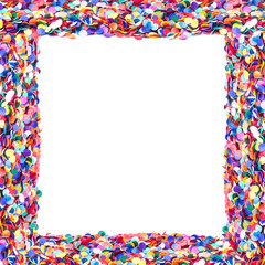 Rahmen aus Konfetti, weißer Hintergrund