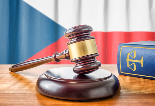 Richterhammer und Gesetzbuch - Tschechien