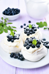 Meringue cakes with fresh blueberries