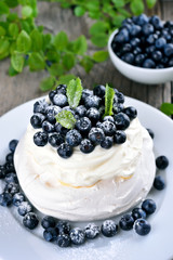 Meringue cake with blueberries