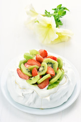 Pavlova cake with strawberries and kiwi
