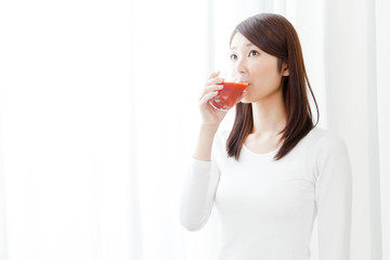 トマトジュースを飲む女性　ダイエット
