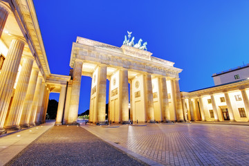 Obraz premium Sunlight illuminating Brandenburg Gate (1788) inspired by Greek