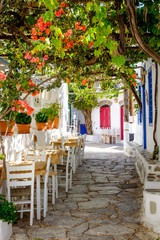 Naklejki  Piękna śródziemnomorska kolorowa ulica, Amorgos, Grecja