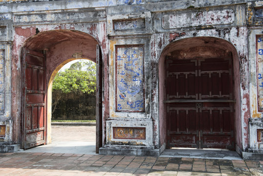 Puertas a arcos de piedra en el interior de la Ciudad Púrpura Prohibida de Hue, Vietnam.