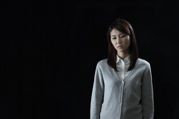 茫然とする女性　絶望