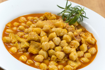 Detalle de garbanzos con callos