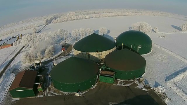 Luftaufnahme einer Biogasanlage im Schnee, Überflug