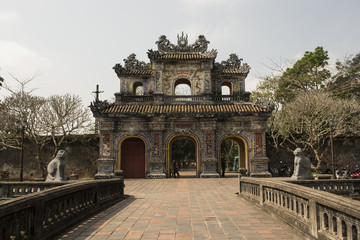 Fototapeta na wymiar Portal de piedra en el interior de la Ciudad Púrpura Prohibida de Hue, Vietnam.