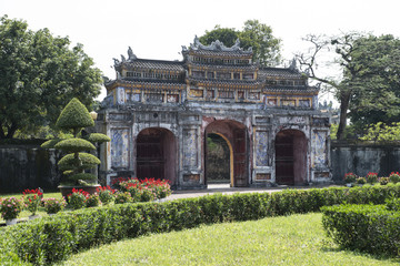 Fototapeta na wymiar Portal de piedra en el interior de la Ciudad Púrpura Prohibida de Hue, Vietnam.
