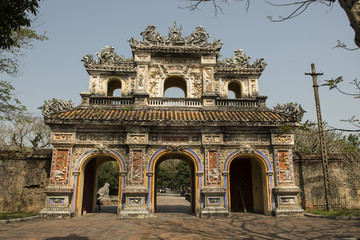 Obraz premium Portal de piedra en el interior de la Ciudad Púrpura Prohibida de Hue, Vietnam.