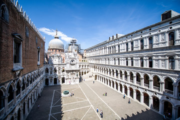 Fototapeta na wymiar Venezia palazzo Ducale cortile interno