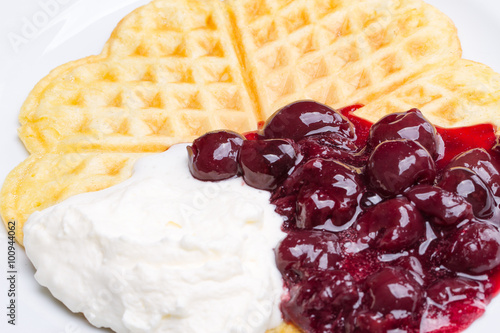 &amp;quot;Waffel mit heissen Kirschen und Sahne&amp;quot; 스톡 사진, 로열티프리 이미지 : Fotolia.com ...