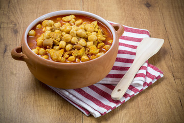 Cocinando garbanzos con callos