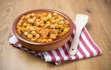 Cazuela de garbanzos con callos