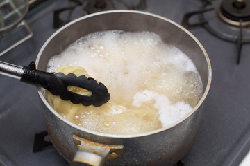 パスタを茹でる