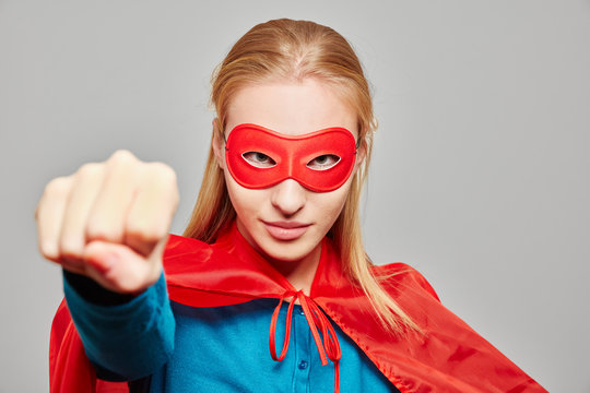 Frau zu Karneval als Superheld