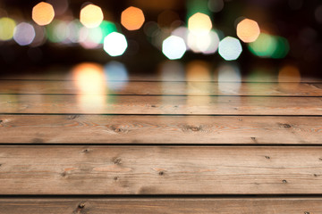 Holztisch mit restaurant lichter im Hintergrund