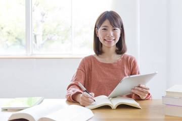 勉強　女性　タブレット