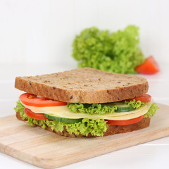 Gesunde Ernährung Sandwich Toast zum Frühstück belegt mit Kä