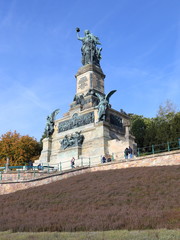 Fototapeta na wymiar Niederwalddenkmal oberhalb Rüdesheim am Rhein (2015)