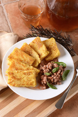 polenta di farina di mais arrostita e ragù di salsiccia