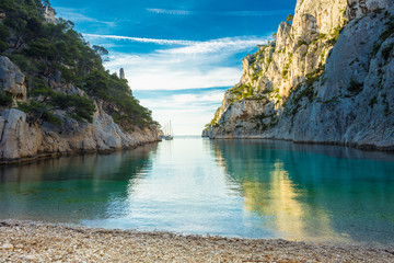 Schöne Natur von Calanques an der azurblauen Küste Frankreichs.