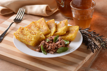 polenta di farina di mais arrostita e ragù di salsiccia