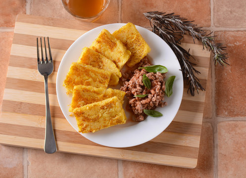 polenta di farina di mais arrostita e rag&ugrave; di salsiccia